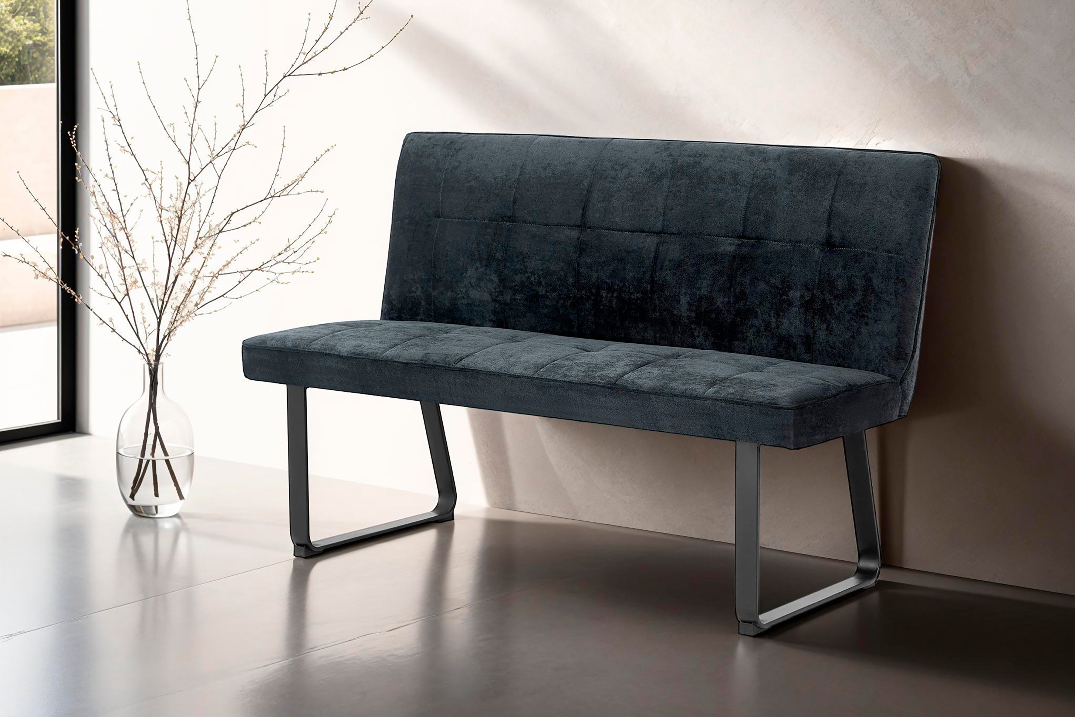 Bank Talea / Moderne Sitzbank mit einem Webstoff-Bezug in dunkelgrau oder hellgrau / Metall Gestell schwarz pulverbeschichtet / Bank mit Rückenlehne / B 140 oder 160, H 92, T 59 cm