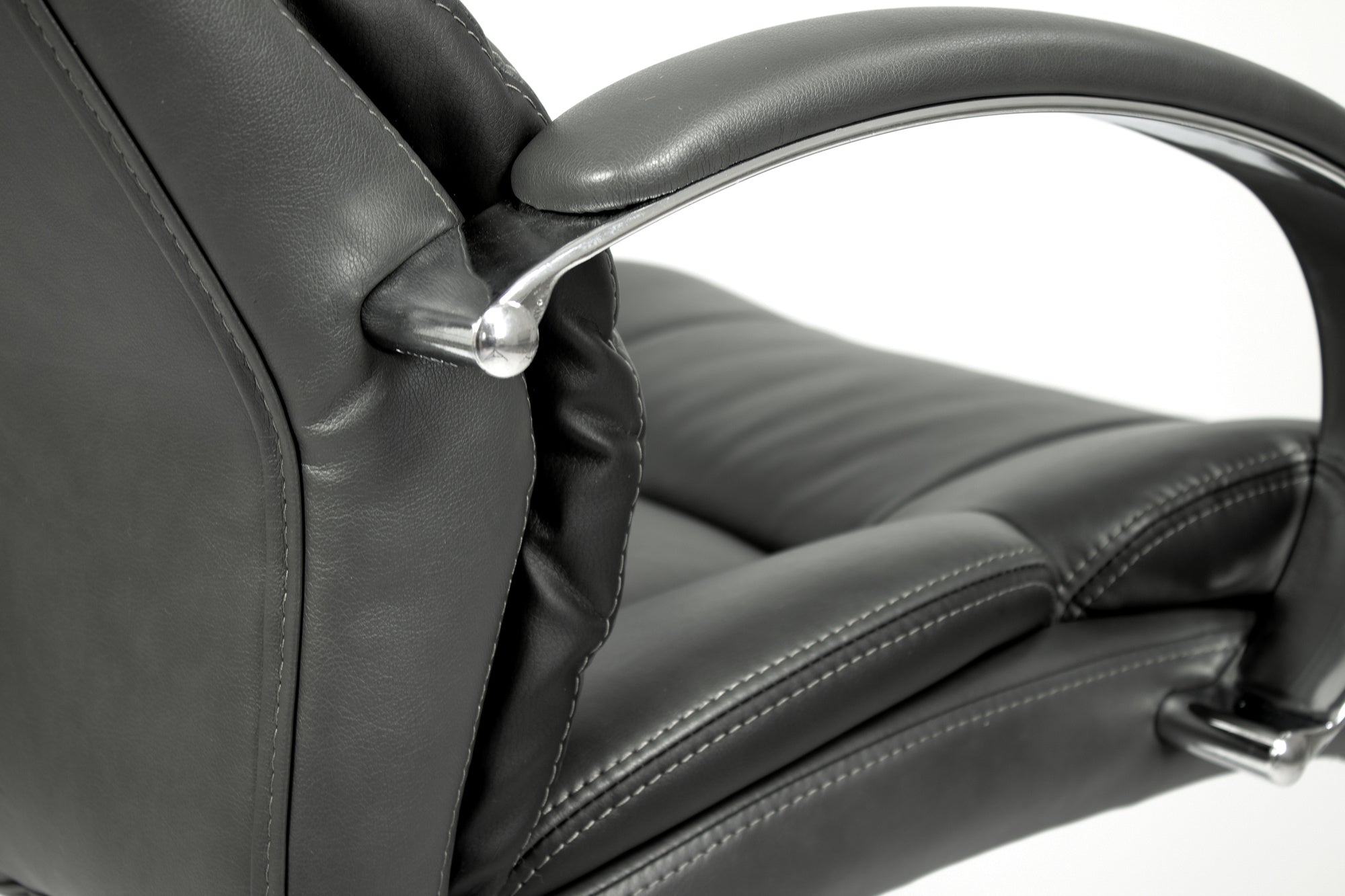 Chefsessel Paul-XXL/ bis 150 kg belastbar /Federkern-Sitz /Gestell Metall verchromt /Armlehnen gepolstert/Bezug Kunstleder dunkelgrau /Absatz schwarz /B 64, H 108-118, T 72 cm